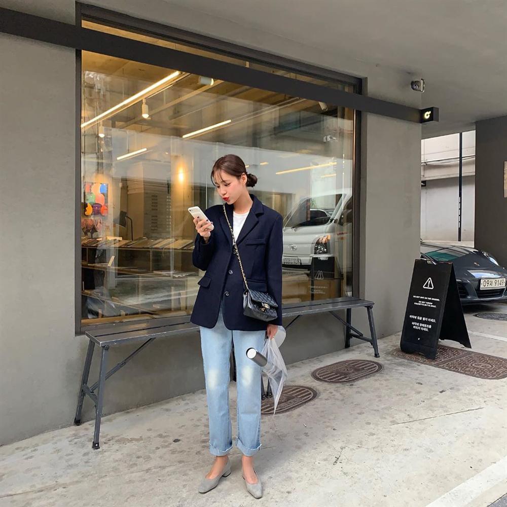 Trời chuyển ấm áp, chị em mau ôn lại 4 cách diện blazer sau cho thanh lịch và thời thượng hết phần người ta-4