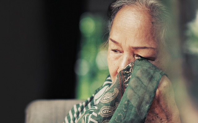 Nửa đêm đi công tác về, nhìn thấy mẹ đang dỗ cháu khóc ngằn ngặt, tôi nhắc vợ thì cô ấy vùng vằng bảo: Bà không chăm được thì thuê giúp việc khiến tôi sững sờ-2