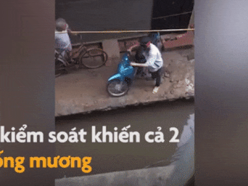 Dắt xe vặn nhầm tay ga, tài xế cùng xe máy lao xuống mương nước