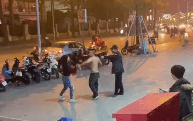 Bảo vệ đấm túi bụi người phụ nữ ở Hà Nội: Cô ấy chỉ mặt, chửi tục và đánh trước”-1