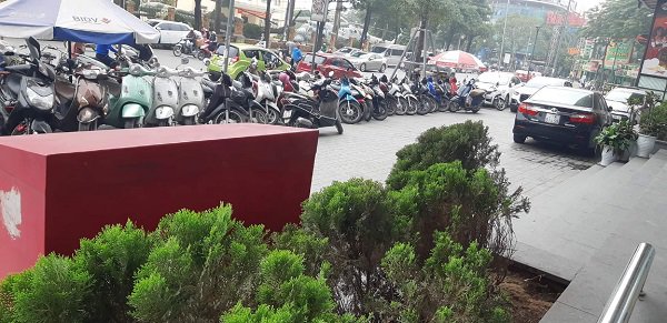 Bảo vệ đấm túi bụi người phụ nữ ở Hà Nội: Cô ấy chỉ mặt, chửi tục và đánh trước”-2