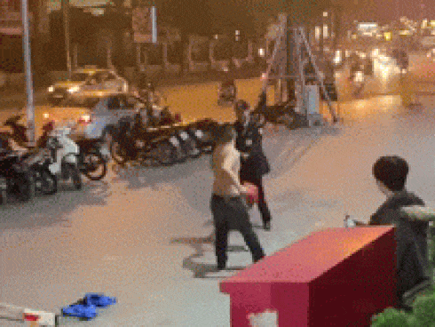 Bảo vệ đấm túi bụi người phụ nữ ở Hà Nội: “Cô ấy chỉ mặt, chửi tục và đánh trước”
