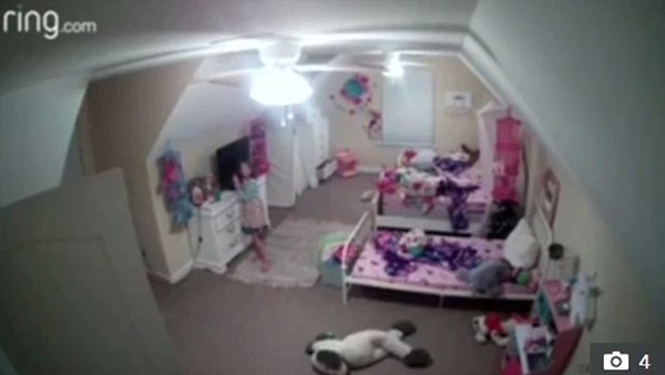Mẹ lắp camera trong phòng ngủ, con gái hốt hoảng khi nghe thấy tiếng nói lạ-1