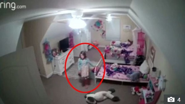 Mẹ lắp camera trong phòng ngủ, con gái hốt hoảng khi nghe thấy tiếng nói lạ-2