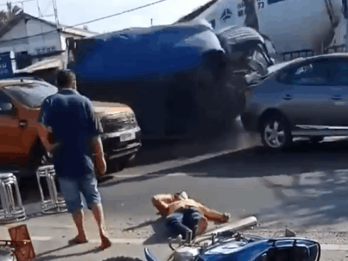 Clip: Đâm vào sườn ô tô, thanh niên chạy xe máy vắt ngang cửa kính, tử vong-2