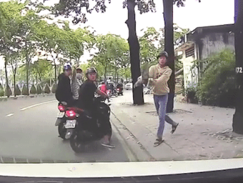 Tài xế xe máy truy đuổi, dùng gạch ném vào ôtô-1