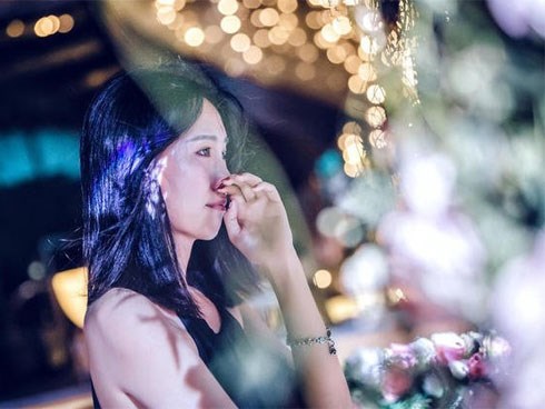 Yêu nhau cả năm chưa hôn lần nào, tôi tê tái nhìn anh và người này trong góc tối