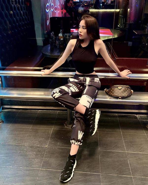 Dáng đẹp rồi, Kỳ Duyên bỏ áo thùng thình, về với crop-top ngắn cũn cùng quần kéo chân cực đỉnh-6