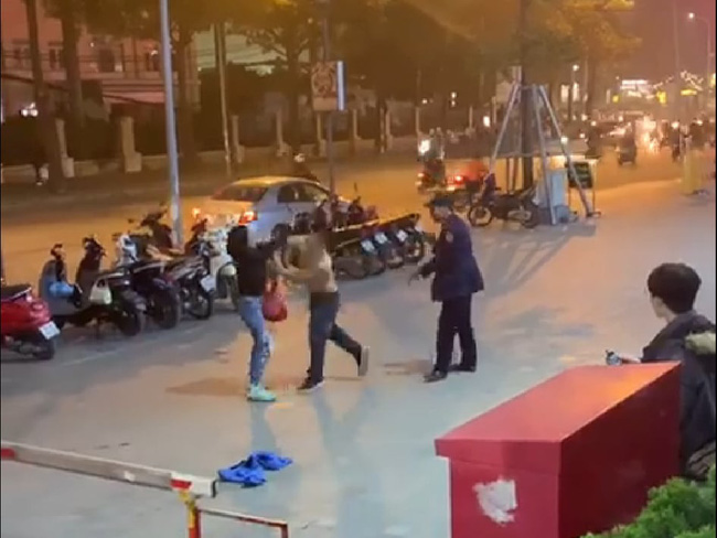 Nam bảo vệ hành hung người phụ nữ tại vỉa hè trung tâm thương mại: Lời kể của nạn nhân về vụ việc gây phẫn nộ cộng đồng-1