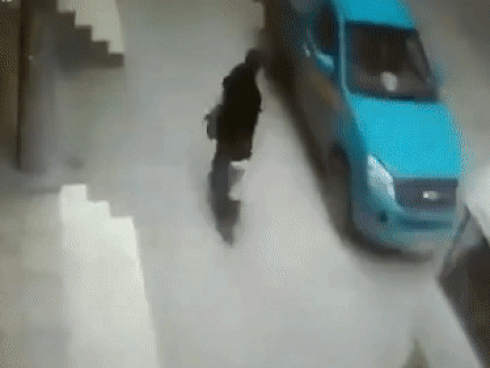 Khối hàng lớn rơi xuống từ trên cao, 3 mẹ con đi bộ suýt gặp nạn