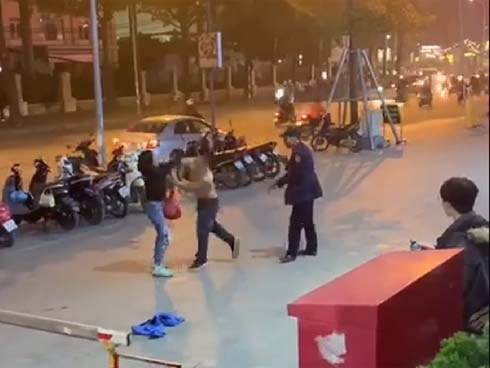 Nam bảo vệ hành hung người phụ nữ tại vỉa hè trung tâm thương mại: Lời kể của nạn nhân về vụ việc gây phẫn nộ cộng đồng