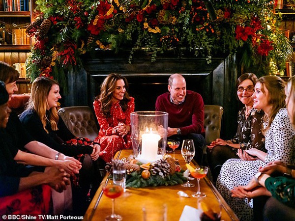 Vợ chồng Công nương Kate ngượng chín mặt trên truyền hình khi bị phát hiện gian lận trong phần thử thách làm bánh Giáng sinh-2