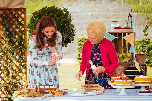 Vợ chồng Công nương Kate ngượng chín mặt trên truyền hình khi bị phát hiện gian lận trong phần thử thách làm bánh Giáng sinh-3