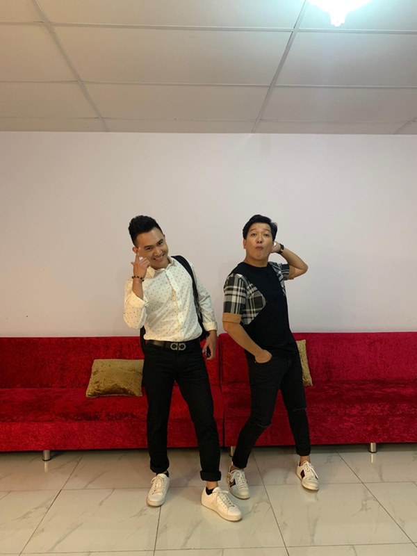 Chuyện nhà Trường Giang - Nhã Phương: Chồng diện đi diện lại 2 đôi giày, vợ lại sắm đồ hiệu ngày càng ác-3