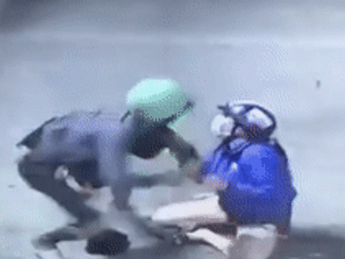 Tên cướp đi xe máy giật dây chuyền của cụ bà-1