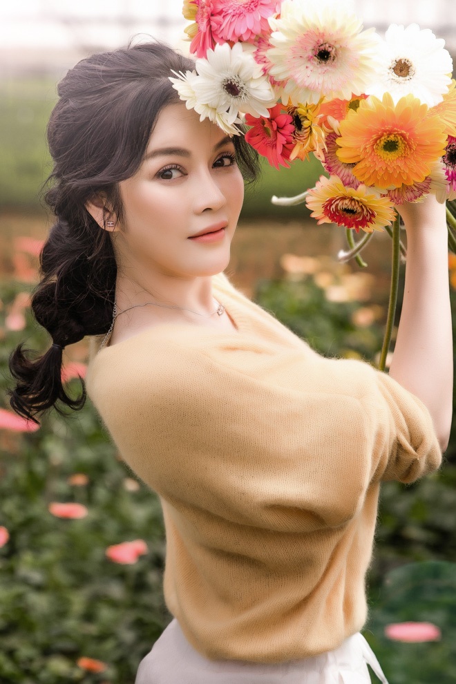 Lý Nhã Kỳ mặc giản dị vẫn xinh đẹp, khoe vườn hoa tràn ngập màu sắc tại Đà Lạt-2