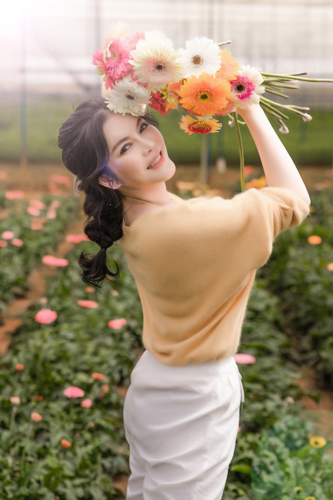 Lý Nhã Kỳ mặc giản dị vẫn xinh đẹp, khoe vườn hoa tràn ngập màu sắc tại Đà Lạt-3