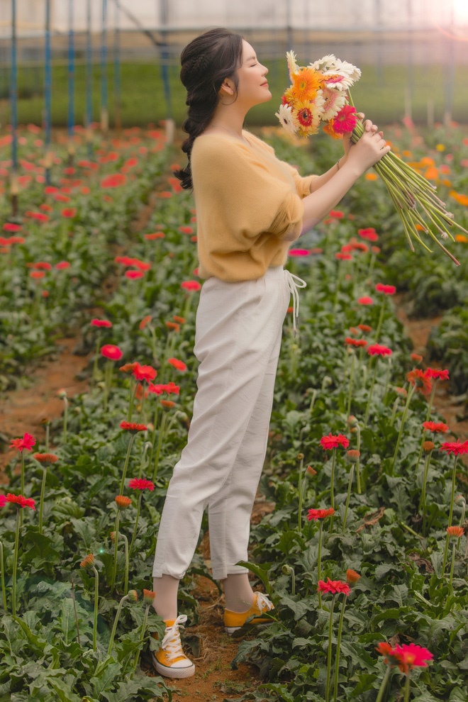 Lý Nhã Kỳ mặc giản dị vẫn xinh đẹp, khoe vườn hoa tràn ngập màu sắc tại Đà Lạt-5