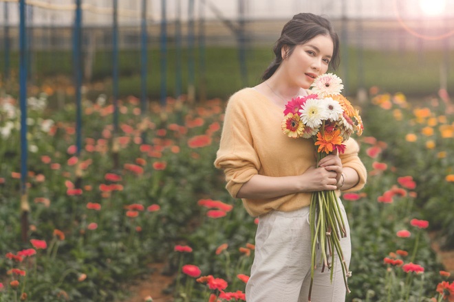 Lý Nhã Kỳ mặc giản dị vẫn xinh đẹp, khoe vườn hoa tràn ngập màu sắc tại Đà Lạt-6