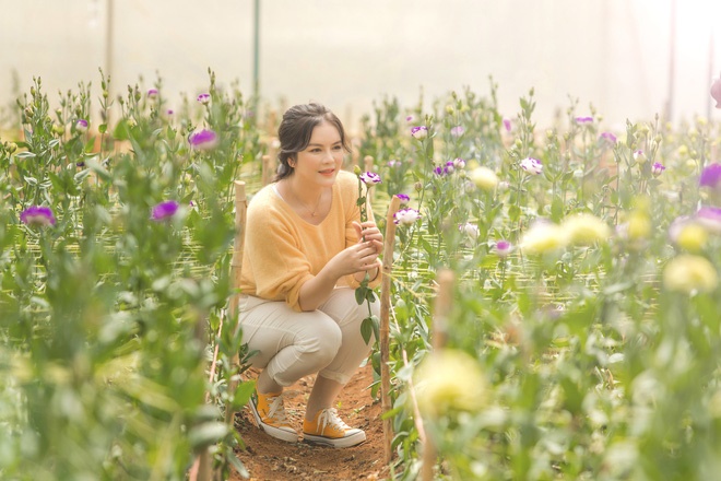 Lý Nhã Kỳ mặc giản dị vẫn xinh đẹp, khoe vườn hoa tràn ngập màu sắc tại Đà Lạt-9