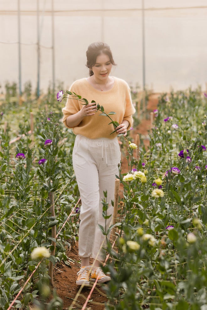 Lý Nhã Kỳ mặc giản dị vẫn xinh đẹp, khoe vườn hoa tràn ngập màu sắc tại Đà Lạt-10