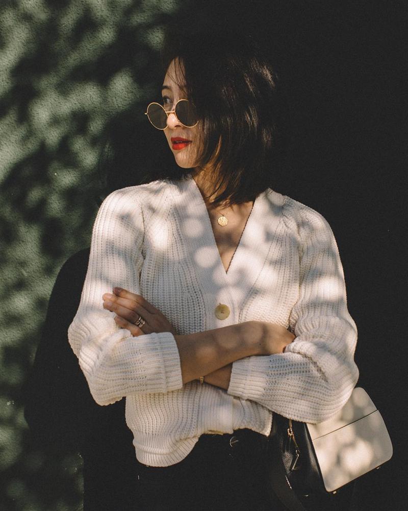 Diện áo len dáng rộng vẫn khoe được eo thon, hack dáng cực đỉnh chỉ bằng một thao tác đơn giản-1