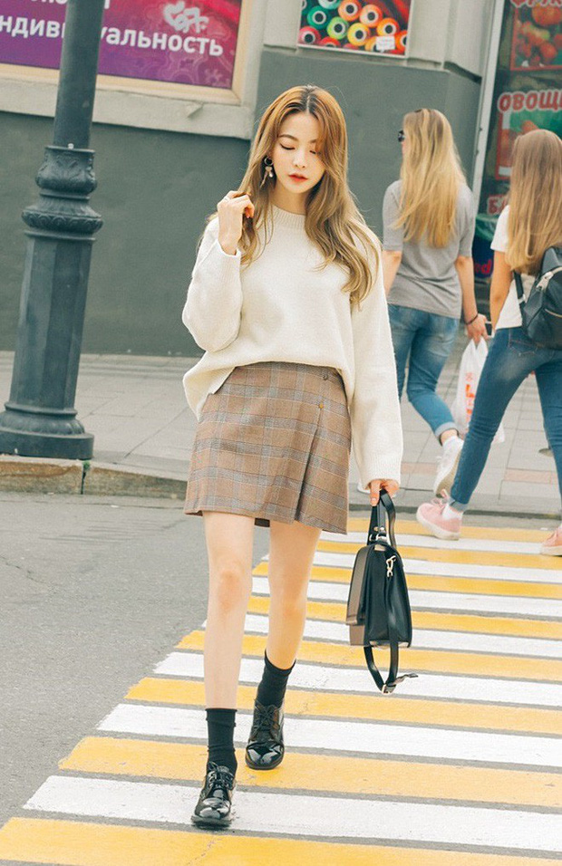 Diện áo len dáng rộng vẫn khoe được eo thon, hack dáng cực đỉnh chỉ bằng một thao tác đơn giản-6