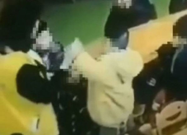 Cô giáo mầm non dùng tăm nhọn phạt đâm vào mặt học sinh, mức kỷ luật gây phẫn nộ-1