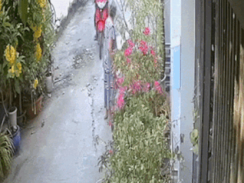 Nam thanh niên giật dây chuyền người đi đường bất thành-1