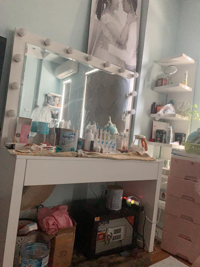 Sự khác nhau một trời một vực trên chiếc bàn trang điểm thời độc thân với khi làm mẹ bỉm sữa: Có con đi, bạn sẽ không thể gọn gàng được đâu!-3