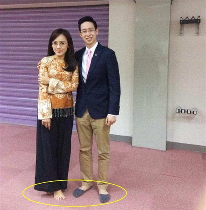 BTV Thời sự 19h của VTV liên tục để lộ khoảnh khắc nhạy cảm khi đang dẫn trực tiếp-2