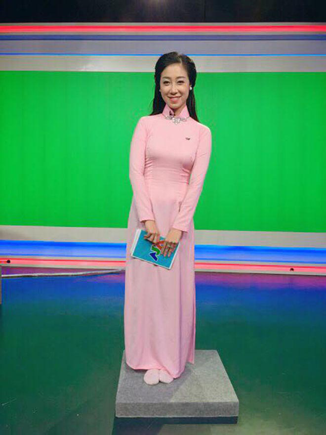 BTV Thời sự 19h của VTV liên tục để lộ khoảnh khắc nhạy cảm khi đang dẫn trực tiếp-3