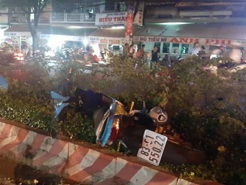 Thanh niên đi xe máy bị tai nạn văng qua đường, bất ngờ lại bị ô tô khác tông trúng