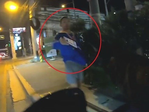 Tài xế xe máy đuổi theo kẻ gian, lấy lại điện thoại cho cô gái