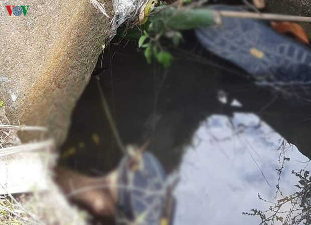 Danh tính thi thể kẹt trong cống nước, chỉ lộ phần chân ra ngoài-1