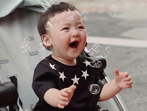 Không còn giấu giếm, Á hậu Tú Anh chính thức công khai gương mặt của con trai