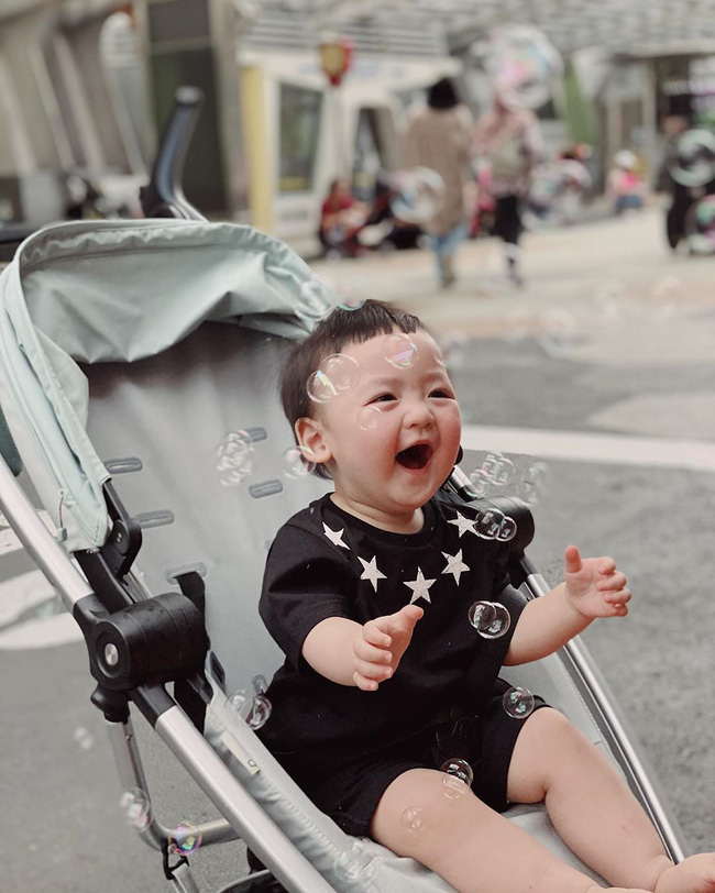 Không còn giấu giếm, Á hậu Tú Anh chính thức công khai gương mặt của con trai-1