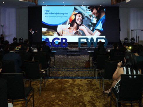 ACB và FWD hợp tác phân phối bảo hiểm trực tuyến qua ngân hàng