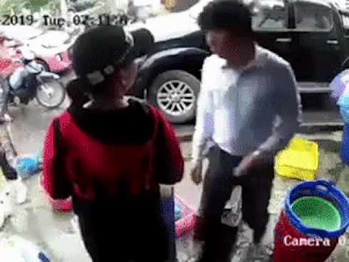 Soái ca Hải Phòng lên tiếng sau khi bị ném đá vì tát chị bán tôm: Đánh phụ nữ là sai nhưng tôi không nhịn được-3