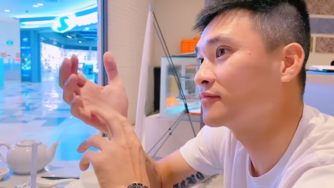 Công Vinh cầm sấp tiền đô la Mỹ dâng hai tay cho vợ, bị phát hiện giấu món tiền to trong túi-3