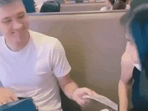 Công Vinh cầm sấp tiền đô la Mỹ dâng hai tay cho vợ, bị phát hiện giấu món tiền to trong túi