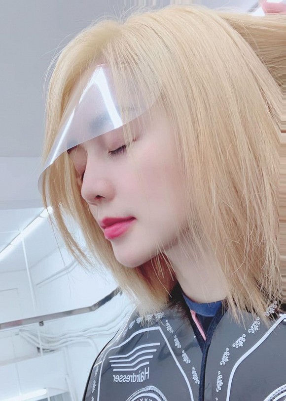 Nhuộm tóc bạc như bà ngoại, Thiều Bảo Trang vẫn cực xinh đẹp và sành điệu-1