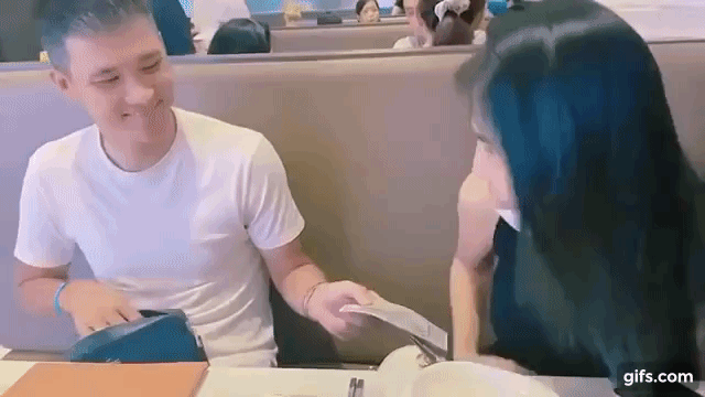 Công Vinh cầm sấp tiền đô la Mỹ dâng hai tay cho vợ, bị phát hiện giấu món tiền to trong túi-1