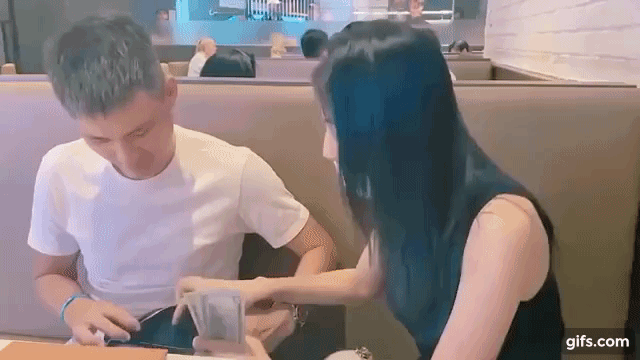 Công Vinh cầm sấp tiền đô la Mỹ dâng hai tay cho vợ, bị phát hiện giấu món tiền to trong túi-2