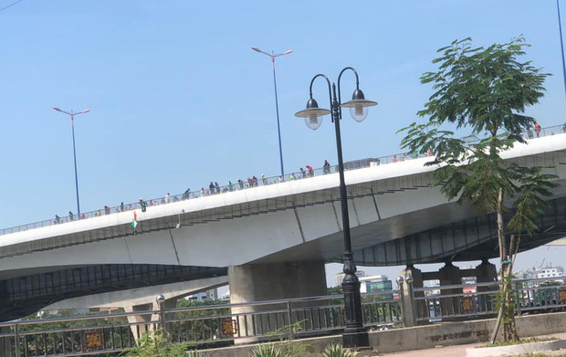 Nhảy từ cầu Sài Gòn xuống sông tự tử, nam thanh niên tự bơi rồi chới với kêu cứu-1