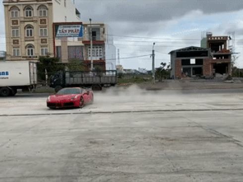 Cường Đô La drift siêu xe ngay trạm xăng