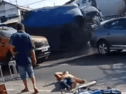 Tránh nữ lái xe máy sang đường không quan sát, ôtô lao vào nhà dân-1