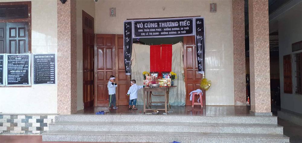 Xót xa cảnh 2 đứa trẻ hồn nhiên chơi đùa trước ban thờ bố mẹ ở Hà Tĩnh-1