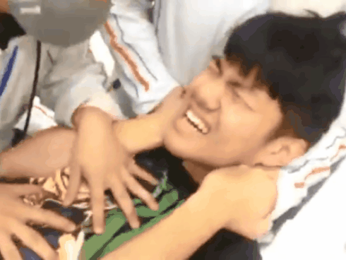 Pha thông đồng” đỉnh cao của năm: Bố và con gái lén lút xem điện thoại, mẹ rình bao lần vẫn không thể bắt quả tang-2