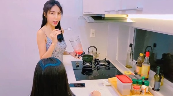 Thủy Tiên làm tương cà cho con gái, fan kêu: Còn cái gì chị không thể tự làm nữa?-2